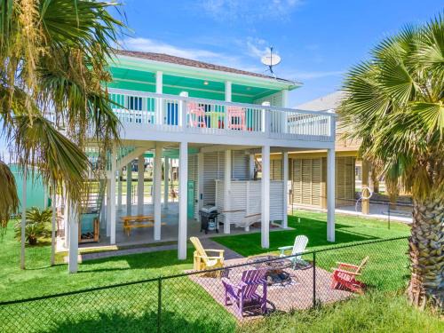 Galveston House | Experience Coastal Hourglass: Your Pet-Friendly Retreat
