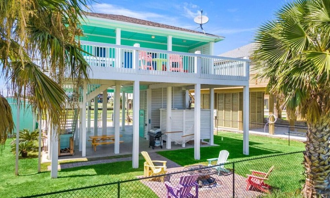 Galveston House | Pet-Friendly Coastal Hourglass - Steps from the Beach!