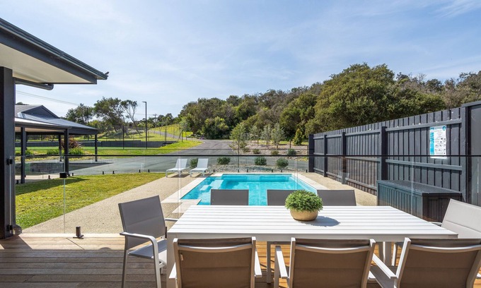 Fingal House | Elegant Coastal Luxe Retreat with Breakfast & Pet-Friendly Stay