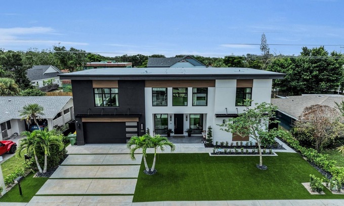 Arlington Park House | Coastal Luxe, Spacious 5bedroom house 5miles to Siesta with saltwater pool, WiFi