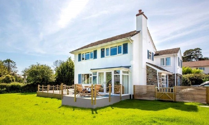 Carlyon Bay House | Experience Coastal Elegance near Fowey - Beach & Golf Access