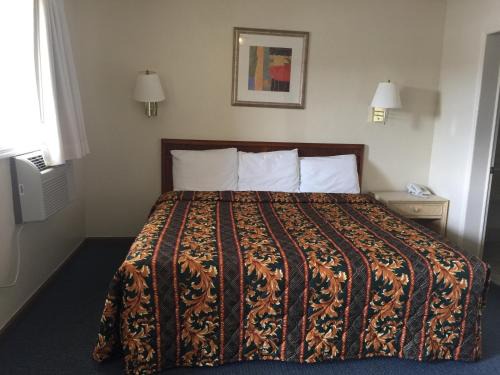 McCutcheon Field Hotel | Coastal Motel: Family-Friendly Stay with Hot Tub Amenities
