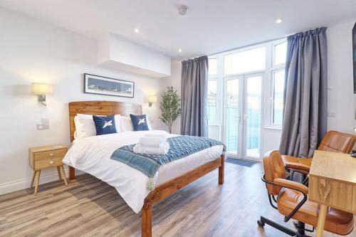 Walton on the Naze Apartment | Coastal Nest - Premium Flat Just Steps from the Beach
