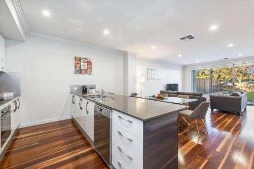 Glenelg North House | Family-Friendly Coastal Parkside in Glenelg North