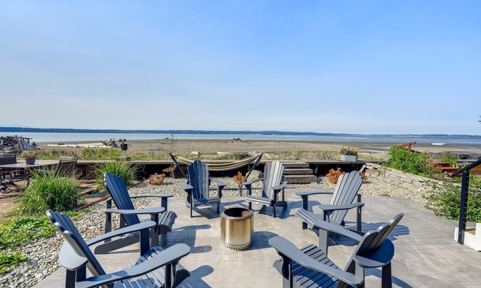 Warm Beach House | Coastal PNW Retreat: Beachfront Home with Hot Tub & Views