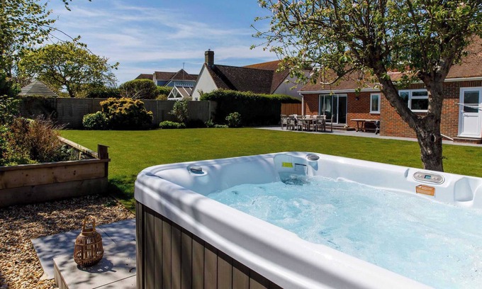 East Wittering House | Coastal Retreat for 8 with Hot Tub - Steps to the Beach