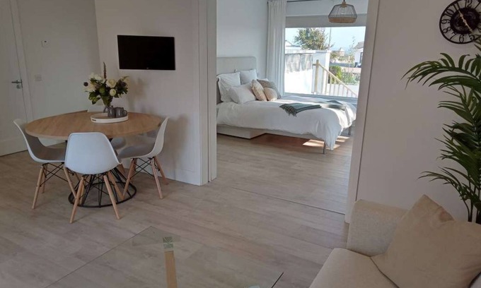Baile na hAbhann Apartment | Seaside Self-Catering Apartment with Ocean Views & Amenities