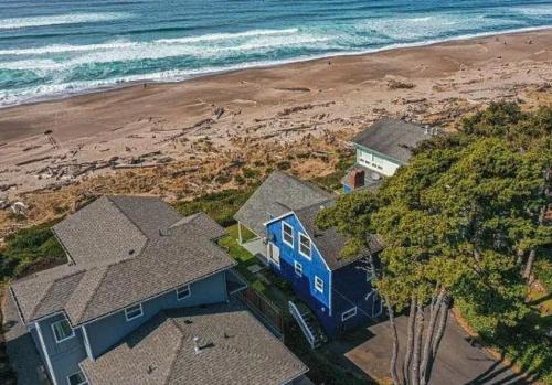 Lincoln City House | Coastal Serenity: Oceanfront Retreat with Top Amenities