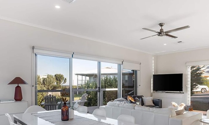 Middleton House | Beachfront Pavilion House with Ocean Views & Big Decks