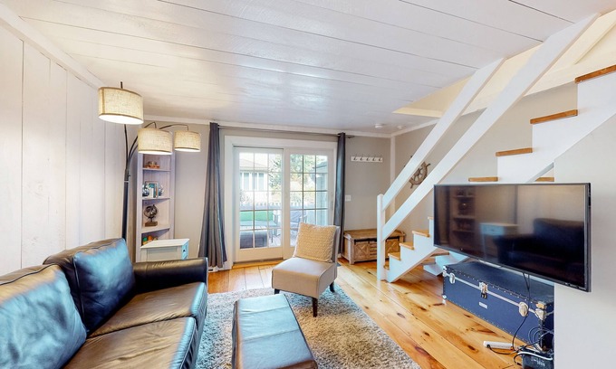 Mashpee House | Beachfront Townhome with Balconies and Pool Access