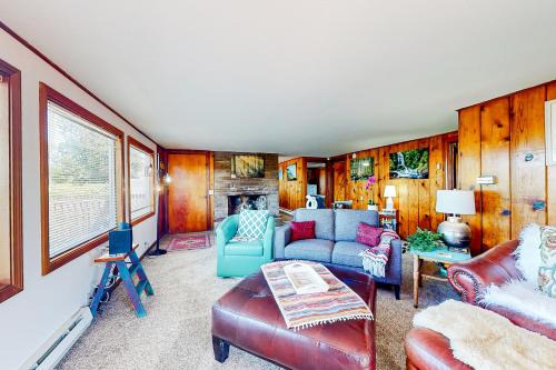 Coos Bay House | Family-Friendly Coastal Vista Retreat for Memorable Getaways
