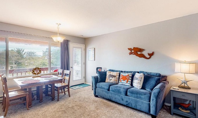 Neskowin Apartment | Oceanfront Coastal Vista: Family-Friendly Beach Getaway