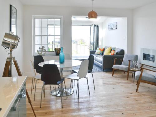 Swalecliffe House | Coastguard Cottage: Pet-Friendly Retreat with 9/10 Rating