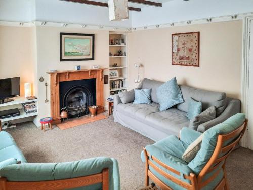 Fleetwood House | Coastguard Cottage: Pet & Child Friendly Getaway