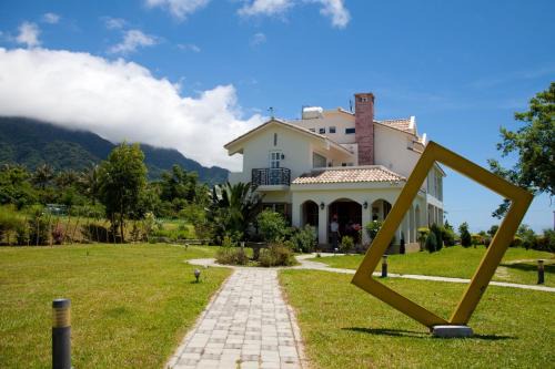 Donghe House | Guest Rated 9.7: Coastline Azure B&B with Family-Friendly Amenities