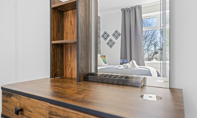 Coatbridge Apartment | Coats Apartment: Family-Friendly Stay with Spa and Breakfast