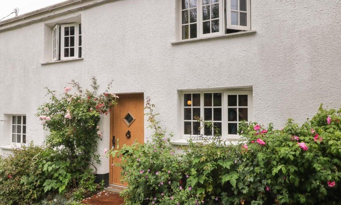 Drewsteignton House | Discover Cob Cottage: Family-Friendly 4-Star Retreat