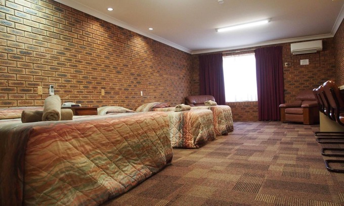 Cobar Hotel | Relax at Cobar Town and Country Motor Inn with Pool & Breakfast
