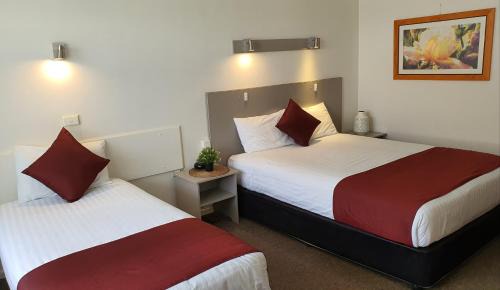 Hay Hotel | Discover Comfort at Cobb Inlander Motel with Pool Access