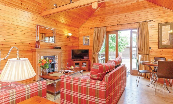 Tilford Ski Chalet | Cozy 1 Bedroom Getaway in Tilford, Farnham with Spa
