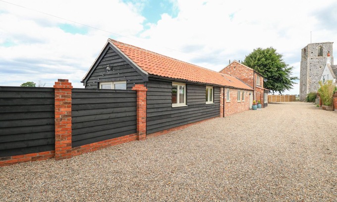 Repps with Bastwick Cottage | Relaxing Cobblers Barn with Hot Tub in Potter Heigham