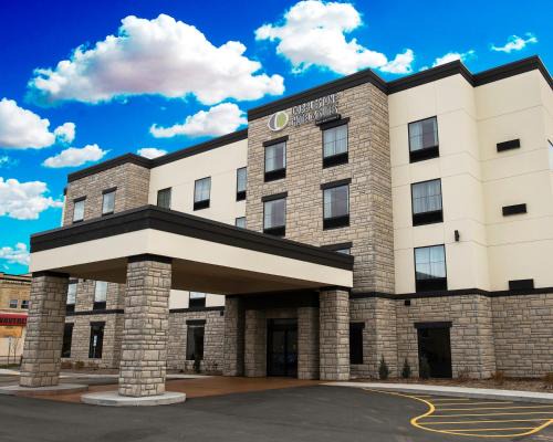 Two Rivers Hotel | Discover Cobblestone Hotel & Suites - Family-Friendly Retreat