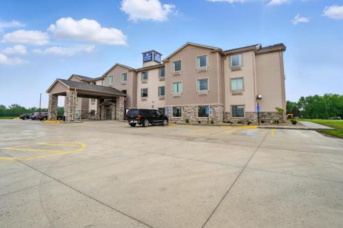 Russells Point Hotel | Discover Cobblestone Hotel & Suites - Family-Friendly Retreat