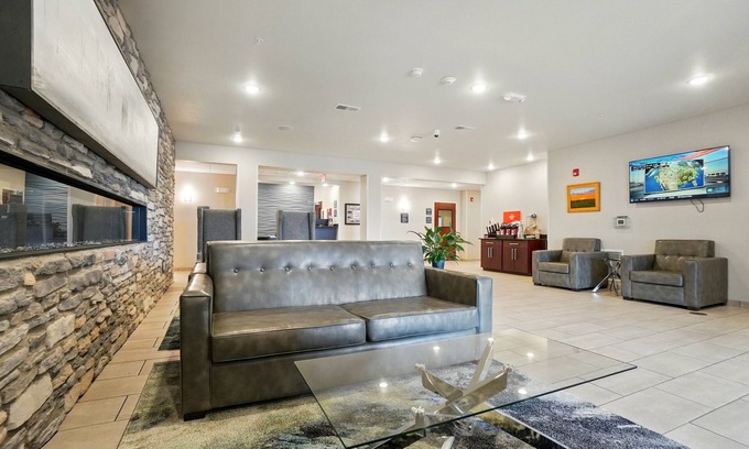 Russells Point Hotel | Discover Cobblestone Hotel & Suites in Russells Point
