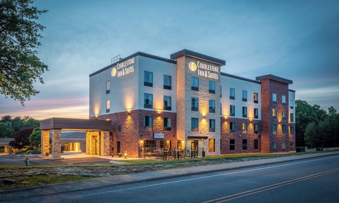 Fairfield Bay Hotel | Guest Rated 9.2! Cobblestone Inn & Suites - Fairfield Bay