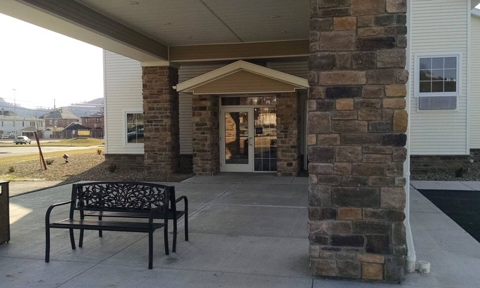 Ambridge Hotel | Discover Cobblestone Inn & Suites - Ambridge with Breakfast