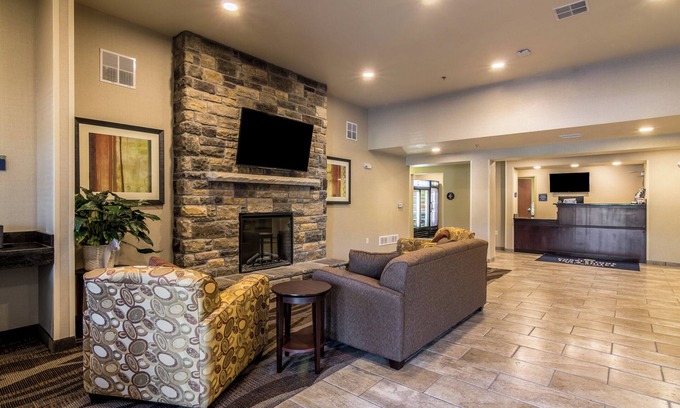 Barron Hotel | Cozy Cobblestone Inn & Suites in Barron with Great Amenities