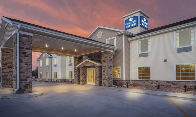 Holdrege Hotel | Family-Friendly Cobblestone Inn & Suites with Breakfast