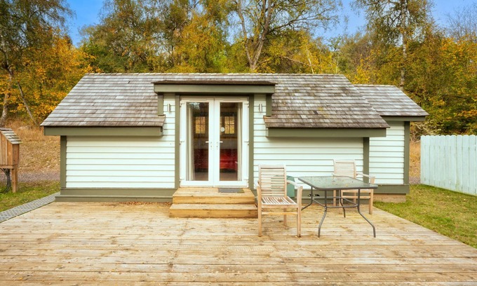 Glen Urquhart House | Relaxing Lake View Retreat at Cobbs 2 by Interhome