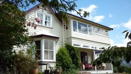 Bluff Hill Bed & Breakfast | Discover Cobden Garden: Family-Friendly with Breakfast Included