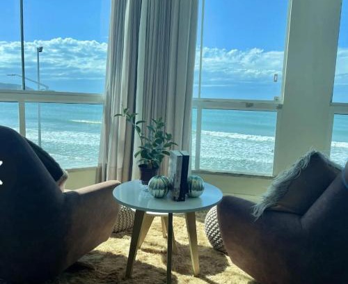 Zimbros House | Relax at Casa Bombinhas Praia de Mariscal with Pool & Pets