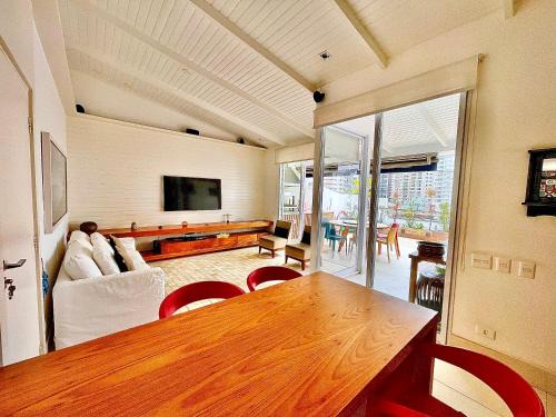 Tombo Apartment | Cozy Retreat with Pool, Just 200m from the Beach