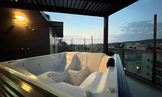 Cabo Frio Apartment | Indulgent Oceanfront Retreat with Jacuzzi & Pool Access