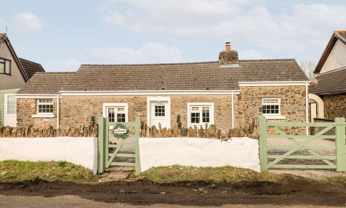 Kilgetty Cottage | Charming Pet-Friendly Cottage with Character in Saundersfoot