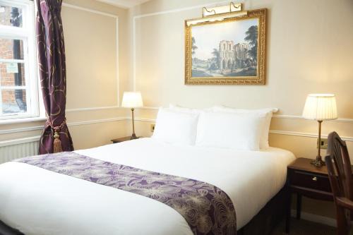 Stony Stratford Hotel | Pet-Friendly Cock Hotel by Greene King Inns - Great Amenities!