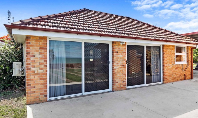 Point Vernon Cottage | Oceanfront Serenity at Cockatoos View, Point Vernon