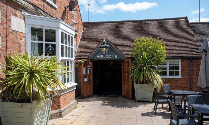 Binley Hotel | Family-Friendly Cocked Hat Hotel with Dining & Breakfast