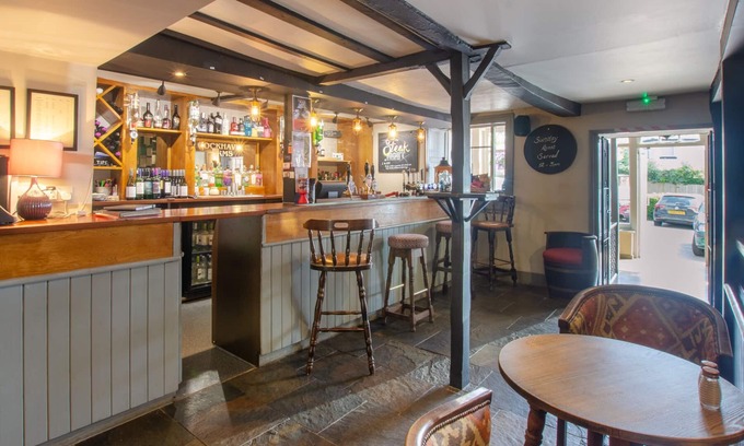 Bishopsteignton Hotel | Guest Rated: 9.8 at Cockhaven Arms with Top Amenities