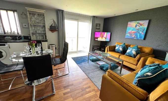 Crynant Apartment | Beach View Retreat with Spa, Hot Tub & Family-Friendly Amenities