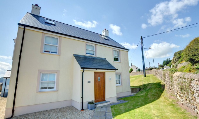 Amroth House | Cozy Cockleshell: Five Bedroom House for Family Getaways