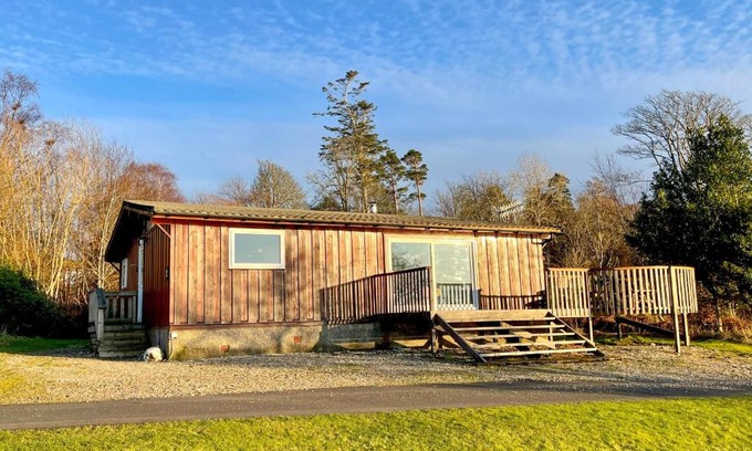 Tighnabruaich House | Relax at Cockleshell Lodge - Pet and Child Friendly Retreat