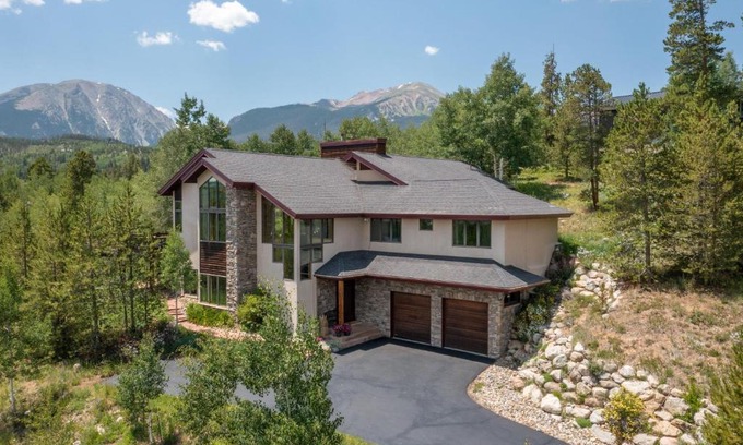 Three Peaks House | CoCo Chalet: Family-Friendly Retreat with Delicious Breakfast