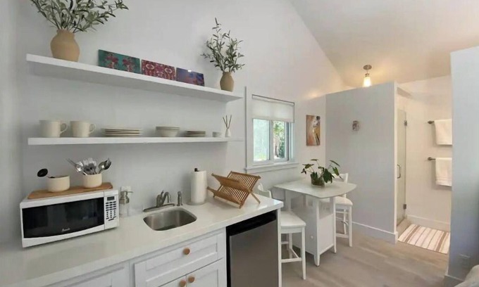 Adelaide House | Cozy Coco Cottage - Oceanfront 1BD Near Albany & Lyford