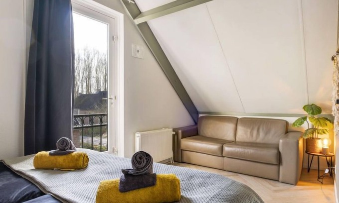 Ewijk House | Guest Rated 10/10: Coco Home with Pool & Lake View