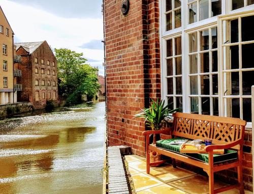 York Apartment | Elegant Cocoa Lily: Riverfront Studio with Breakfast Included
