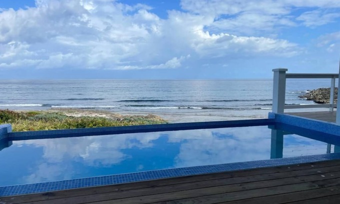 Isla de Utila House | Oceanfront Retreat at Cocomo with Private Pool & Spa